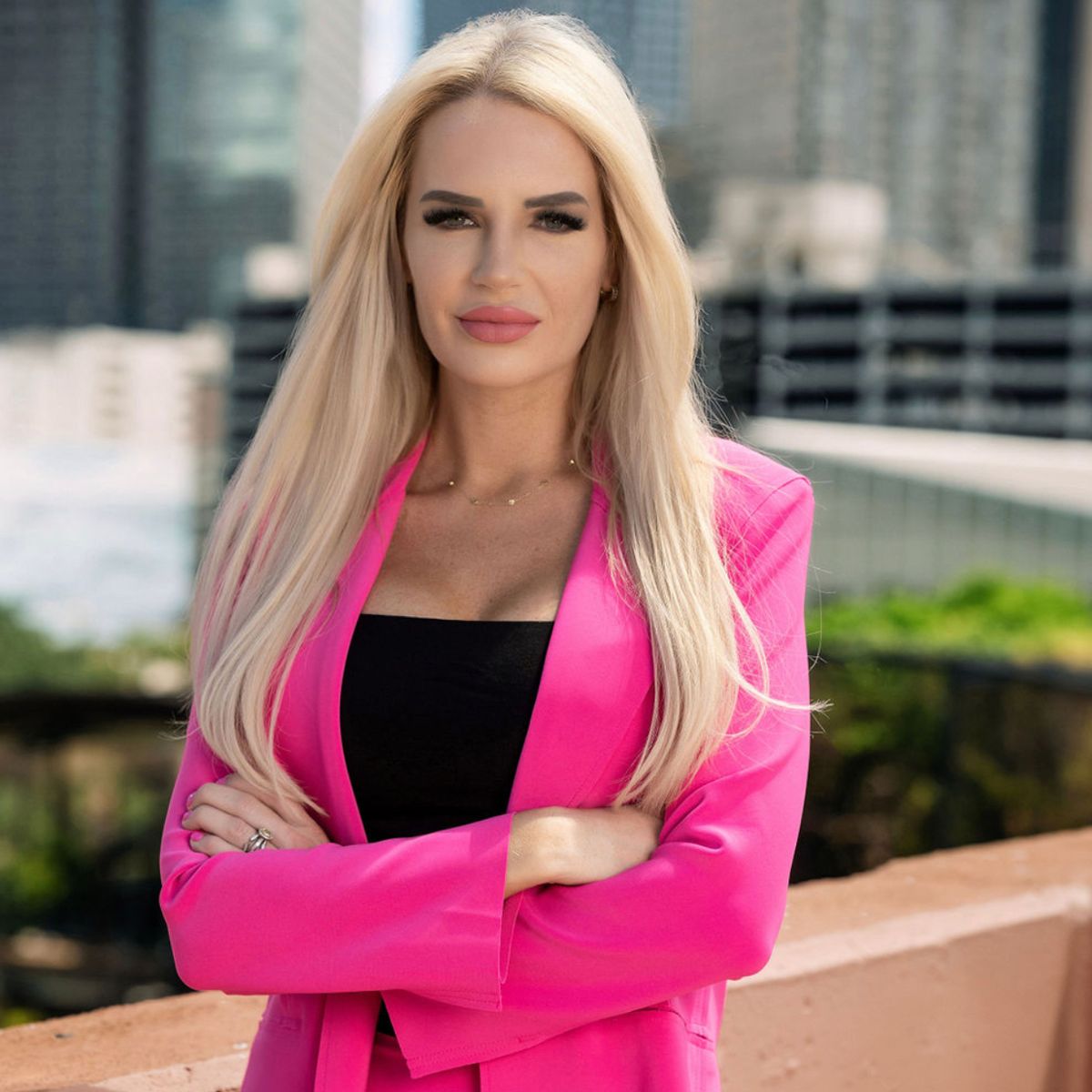 Η Barbie δικηγόρος με τα ροζ που ξέφυγε από το κατεστημένο και τα ανδρικά στερεότυπα