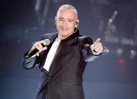 Eros Ramazzotti: Κατέπληξε τα πλήθη στο Ηρώδειο – Πόζαρε αγκαλιά με τον Ρέμο Eros Ramazzotti: Κατέπληξε τα πλήθη στο Ηρώδειο – Πόζαρε αγκαλιά με τον Ρέμο