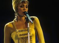Η Naomi Ackie πρωταγωνιστεί ως Whitney Houston στην νέα ταινία για την ζωή της Η Naomi Ackie πρωταγωνιστεί ως Whitney Houston στην νέα ταινία για την ζωή της