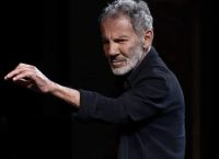 «Ήτανε Μια Φορά»: Ο Σταύρος Ξαρχάκος τιμά τον Νίκο Ξυλούρη με λύρες στο Ηρώδειο