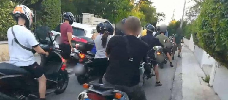 Διαμαρτυρία Ρουβίκωνα έξω από το σπίτι του Χατζηδάκη – Τι απάντησε ο υπουργός