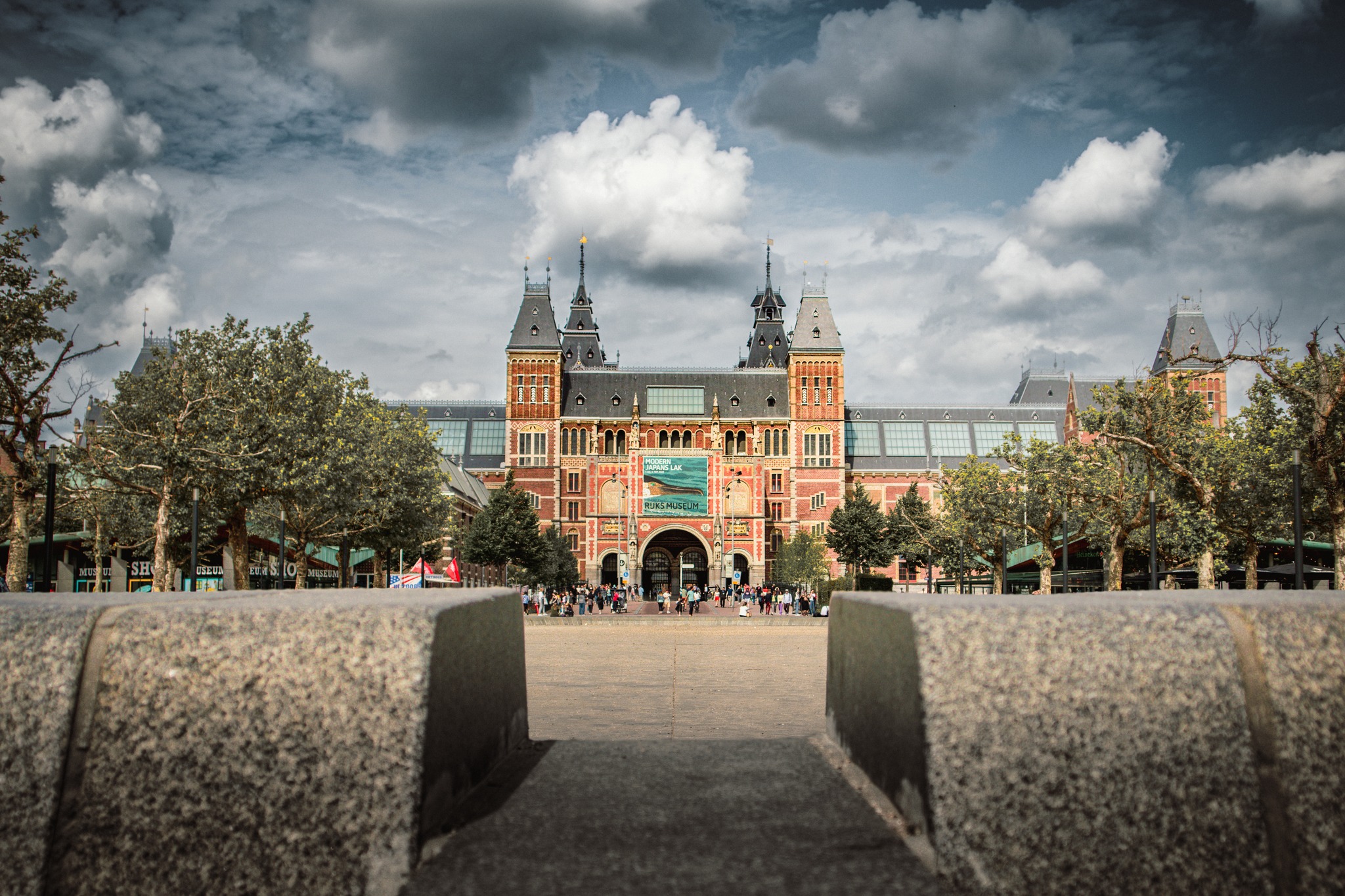 Το Rijksmuseum στο Άμστερνταμ παρουσιάζει μία έκθεση με αράχνες ελεύθερες στον χώρο