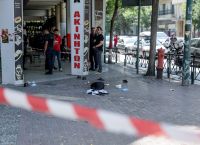 Πυροβολισμοί στην πλατεία Βάθης με τραυματίες
