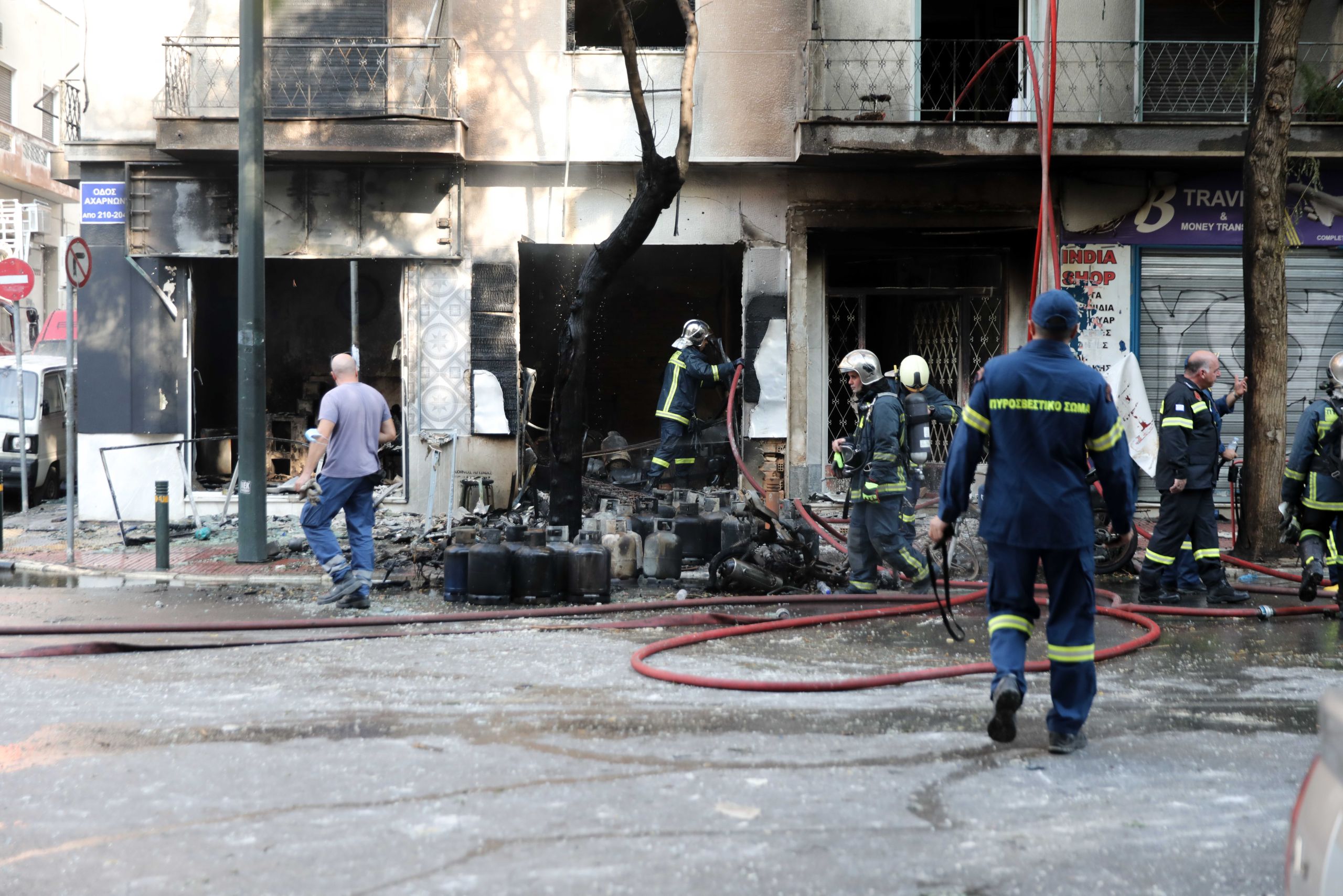 Φωτιά στην Αχαρνών: Έσβησε η μεγάλη φωτιά – Παραμένουν κλειστοί οι δρόμοι