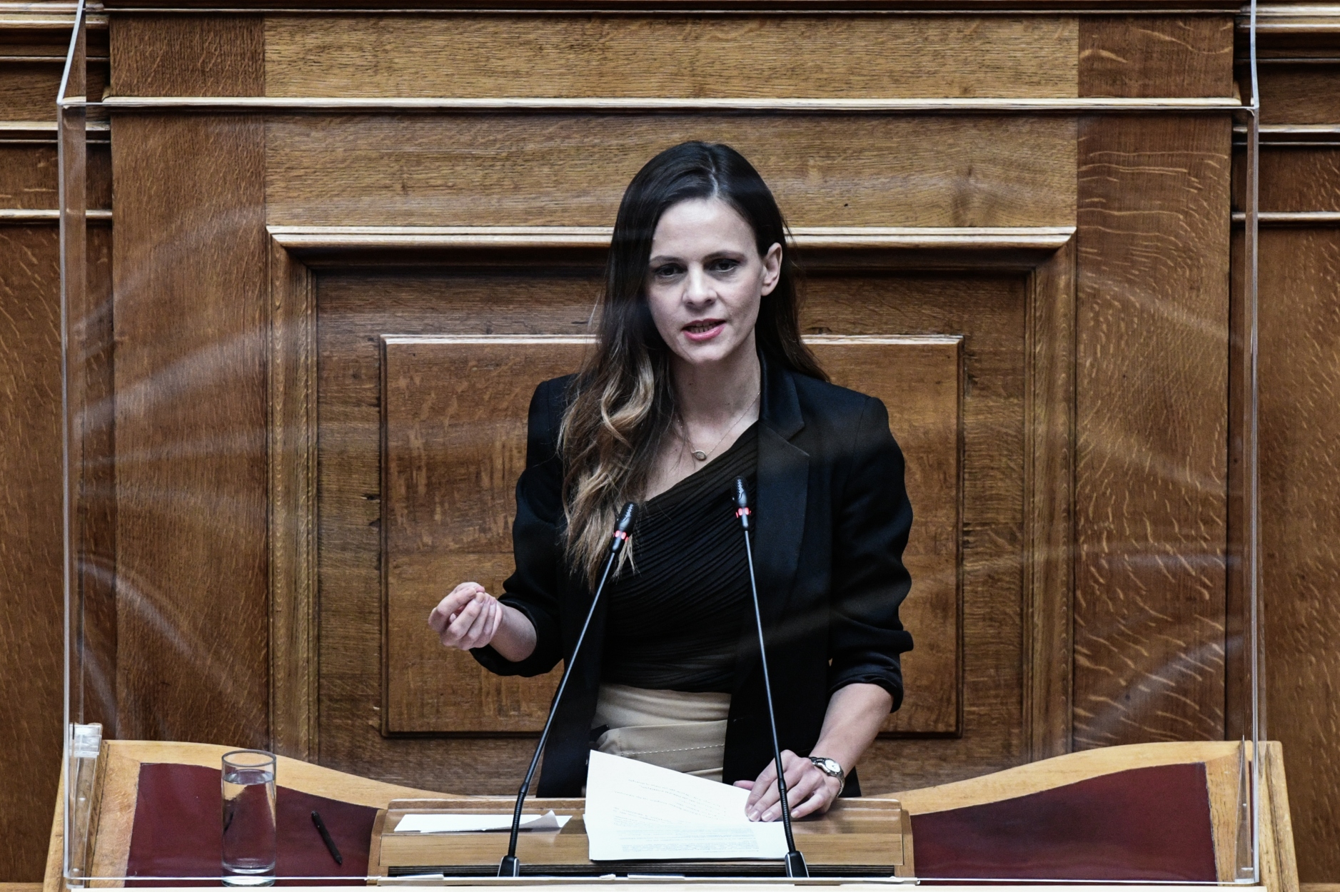 Αχτσιόγλου: «Η κυβέρνηση “ταΐζει” την αισχροκέρδεια με τους φόρους των πολιτών»