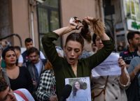 Ο θάνατος της Mahsa Amini πυροδοτεί οργή για την ηθική πολιτική του Ιράν Ο θάνατος της Mahsa Amini πυροδοτεί οργή για την ηθική πολιτική του Ιράν