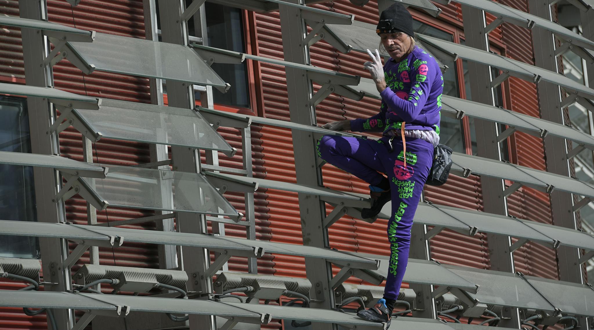 Ο Spiderman της Γαλλίας έγινε 60 ετών και σκαρφάλωσε σε ουρανοξύστη 48 ορόφων στο Παρίσι