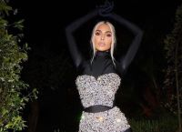 VIRAL VIDEO: Η Kim Kardashian δυσκολεύεται να περπατήσει με το στενό φορεμά της