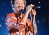 Ο Harry Styles στην Νέα Υόρκη ερμηνεύει live τη νέα μεγάλη επιτυχία του