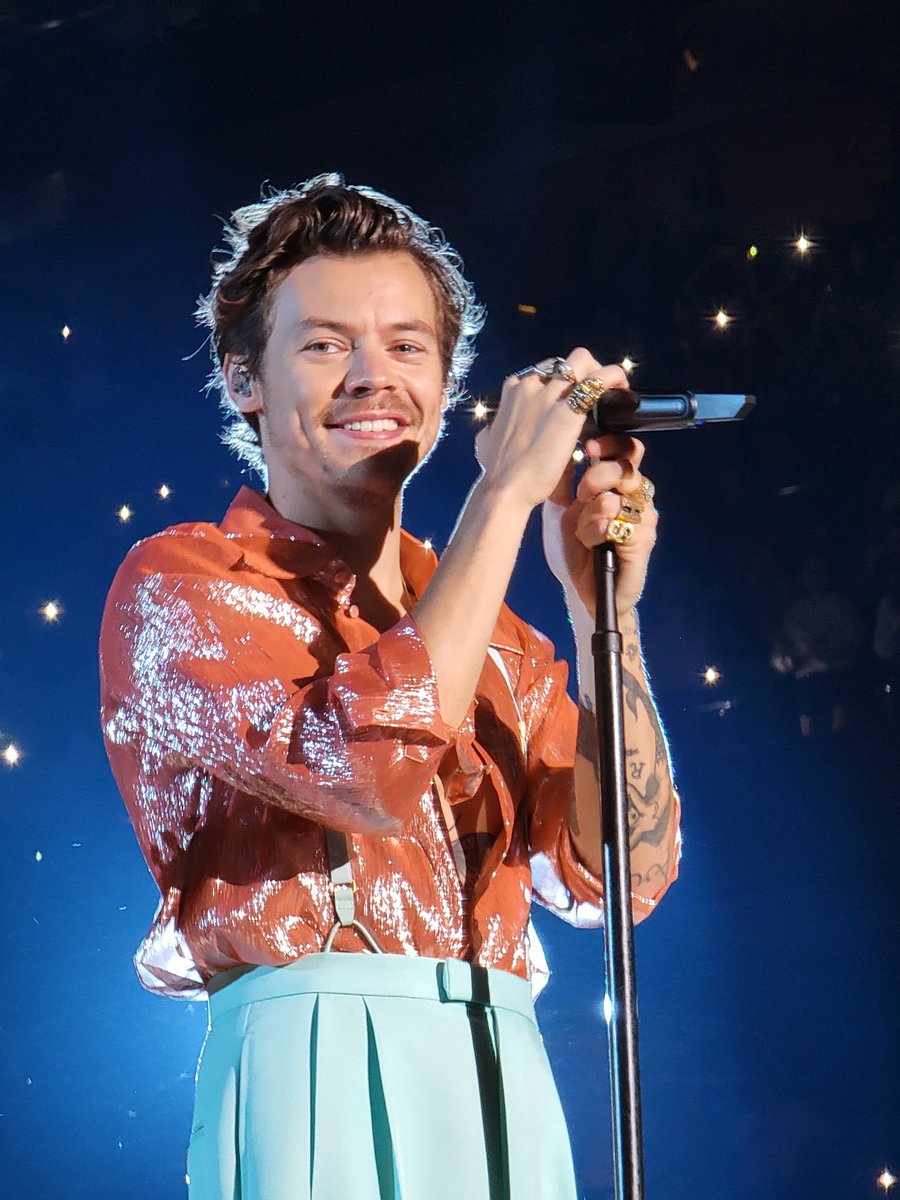 Ο Harry Styles στην Νέα Υόρκη ερμηνεύει live τη νέα μεγάλη επιτυχία του