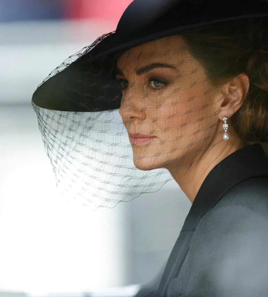 Kate Middleton: Ο λόγος που επέλεξε βέλο στην κηδεία της βασίλισσας Ελισάβετ