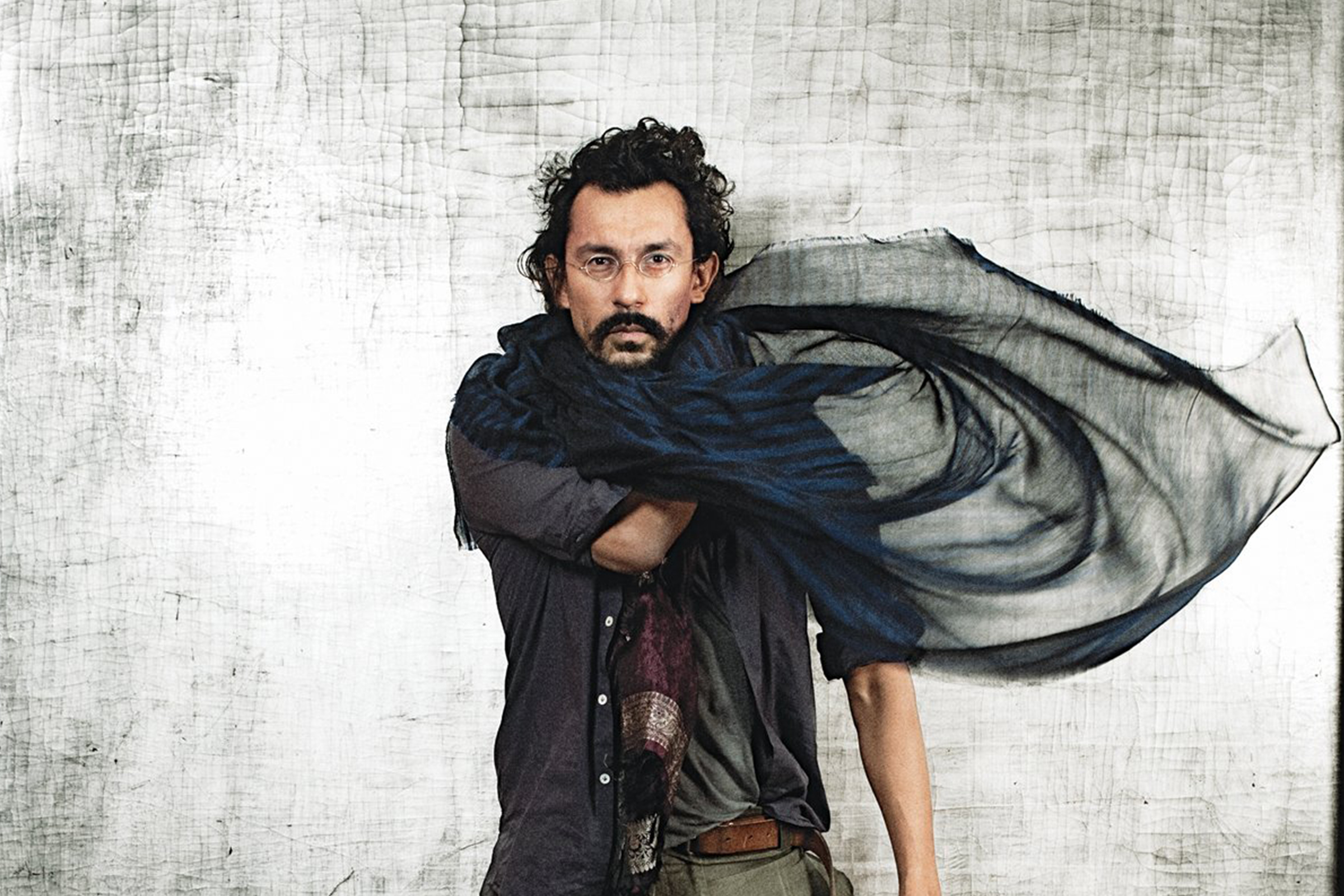 Haider Ackermann: Ο σχεδιαστής που κέρδισε τις εντυπώσεις για τις εμφανίσεις του Φεστιβάλ Βενετίας