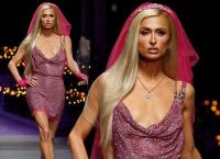 Εβδομάδα Μόδας στο Μιλάνο: Η Paris Hilton εμφανίστηκε στο show του Versace Εβδομάδα Μόδας στο Μιλάνο: Η Paris Hilton εμφανίστηκε στο show του Versace