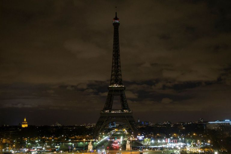 Γαλλία: Στο σκοτάδι ο Πύργος του Άιφελ σε ένδειξη πένθους για τη Βασίλισσα Ελισάβετ