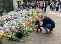 Παραγγελίες με λουλούδια από την Τουρκία για τη Βασίλισσα της Αγγλίας Παραγγελίες με λουλούδια από την Τουρκία για τη Βασίλισσα της Αγγλίας