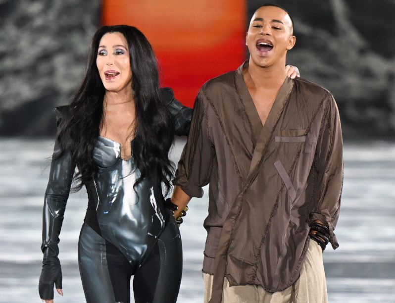 Η εμφάνιση της Cher στο show του Balmain μάγεψε παγκοσμίως όλο το κοινό