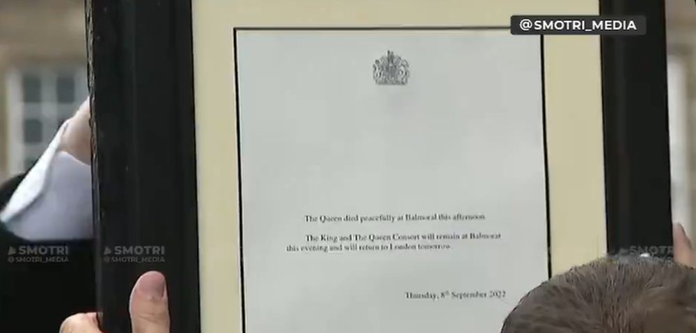 Βασίλισσα Ελισάβετ: Η θυροκόλληση της είδησης του θανάτου της Βασίλισσας Ελισάβετ στο Μπάκιγχαμ