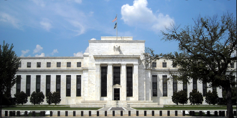 Bloomberg: Το ισχυρό δολάριο βλάπτει την οικονομική προοπτική των ΗΠΑ