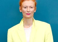 Η Tilda Swinton τιμά την Ουκρανία με κίτρινα μαλλιά στο Φεστιβάλ Βενετίας