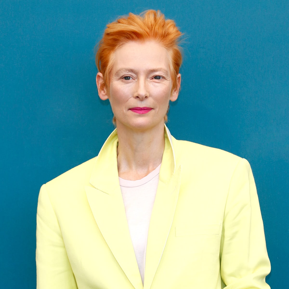 Η Tilda Swinton τιμά την Ουκρανία με κίτρινα μαλλιά στο Φεστιβάλ Βενετίας