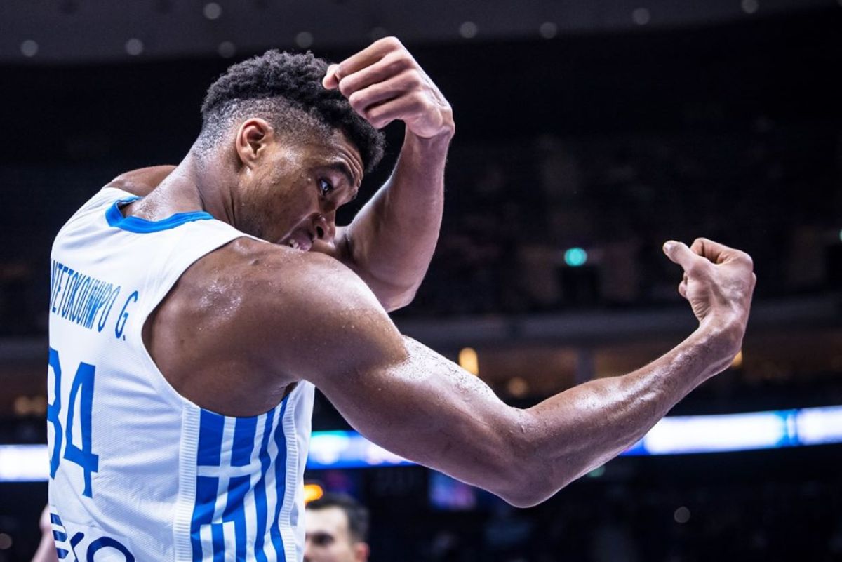Eurobasket 2022: Η στιγμή που ο προπονητής της Ιταλίας πηδάει στην αγκαλιά του Γιάννη Αντετοκούνμπο [vid]