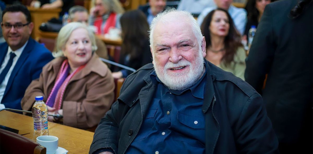 Σαν πρόκες να καρφώνονται οι λέξεις