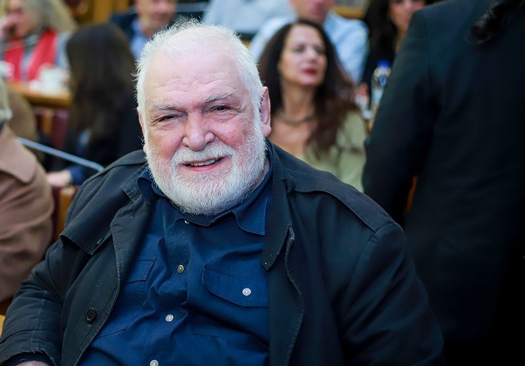 Σαν πρόκες να καρφώνονται οι λέξεις