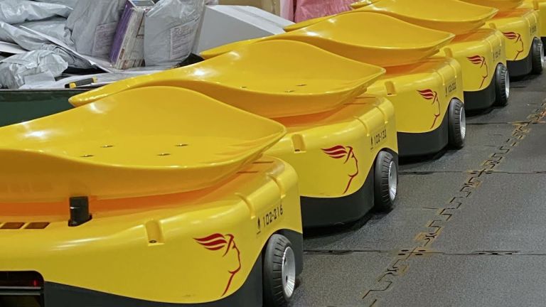 Thessaloniki: 45 robots transport parcels in new Hellenic Post-ELTA sorting center