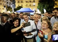 86η ΔΕΘ: Βόλτα στην πλατεία Αριστοτέλους έκανε ο Κυριάκος Μητσοτάκης