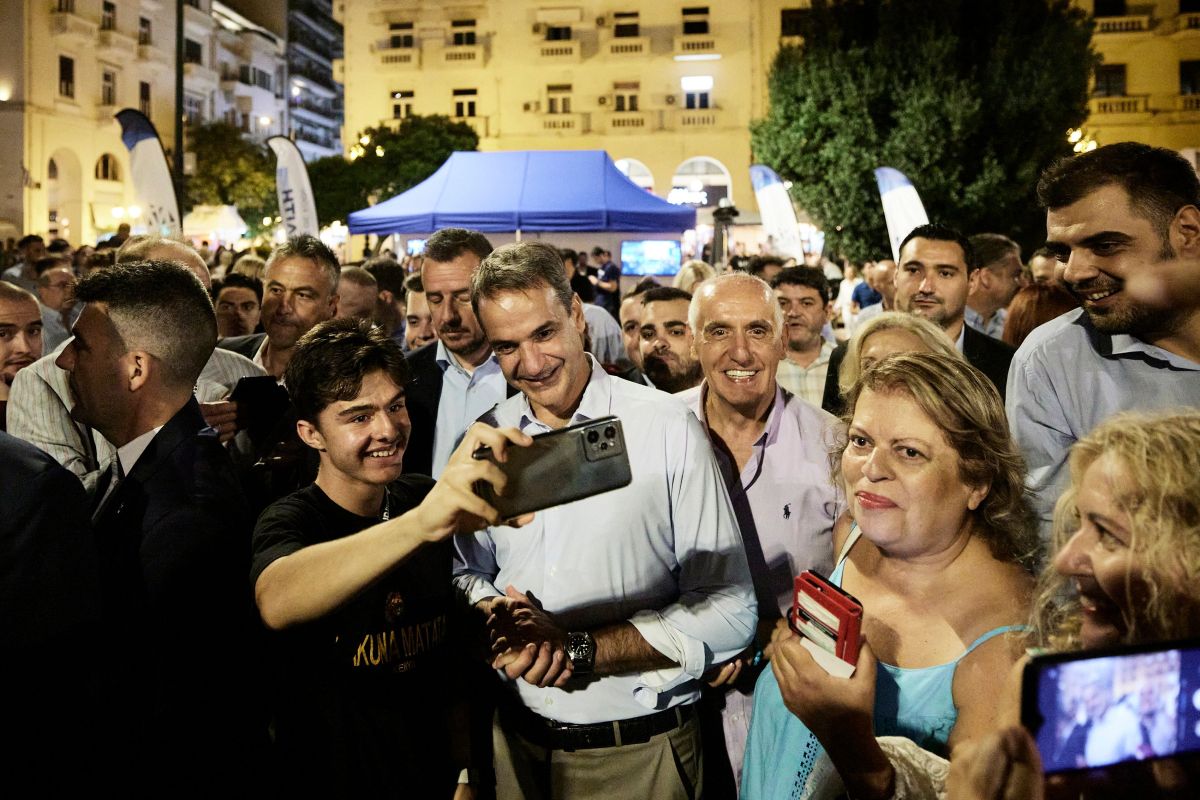 86η ΔΕΘ: Βόλτα στην πλατεία Αριστοτέλους έκανε ο Κυριάκος Μητσοτάκης