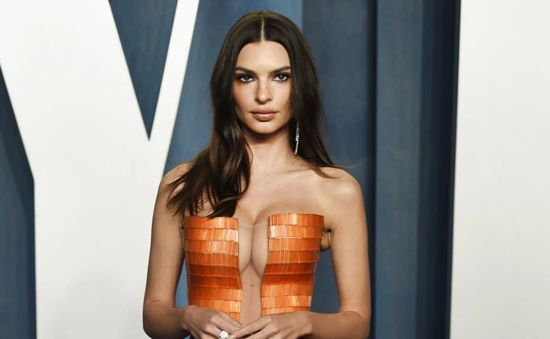 Η Emily Ratajkowski εντυπωσιάζει με ΠΟΛΥ διάφανο μπλουζάκι στην Eβδομάδα Mόδας της Νέας Υόρκης