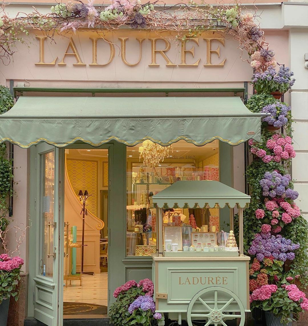 Το εμβληματικό γαλλικό ζαχαροπλαστείο Laduree ανοίγει τις πύλες της νέας ολάνθιστης βεράντας του
