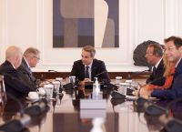 Μητσοτάκης με Ρέγκλινγκ: Στο “τραπέζι’ οι προκλήσεις της παγκόσμιας οικονομίας