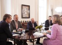 Συνάντηση Μητσοτάκη με Γιούροβα: Η Ελλάδα υπερασπίζεται τις ευρωπαϊκές αξίες Συνάντηση Μητσοτάκη με Γιούροβα: Η Ελλάδα υπερασπίζεται τις ευρωπαϊκές αξίες