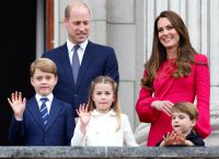 Ο William μαθαίνει Ουαλικά όπως η Diana και η Kate φόρεσε κόκκινο παλτό μετά από 21 μέρες πένθους Ο William μαθαίνει Ουαλικά όπως η Diana και η Kate φόρεσε κόκκινο παλτό μετά από 21 μέρες πένθους