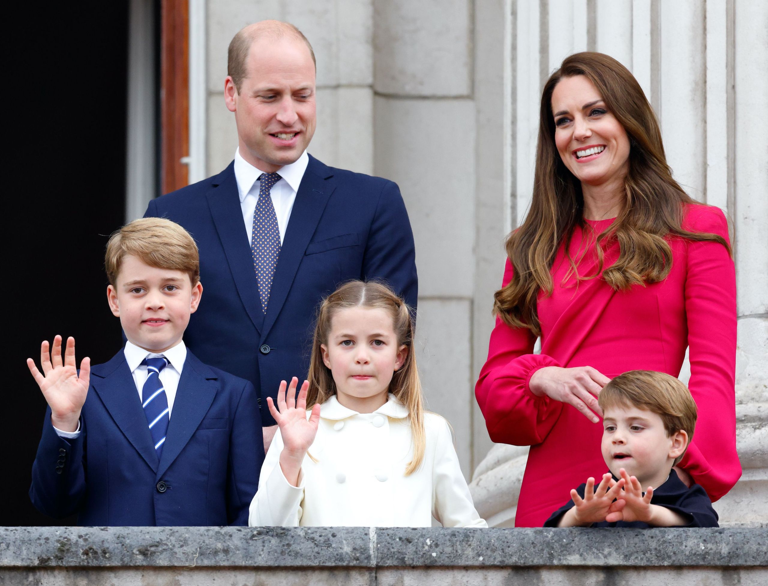 Ο William μαθαίνει Ουαλικά όπως η Diana και η Kate φόρεσε κόκκινο παλτό μετά από 21 μέρες πένθους