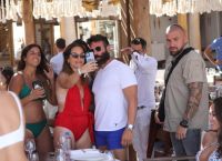 Dan Bilzerian is back in Mykonos: “Not married but fat” Dan Bilzerian is back in Mykonos: “Not married but fat”