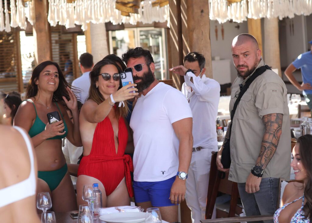 Dan Bilzerian is back in Mykonos: “Not married but fat”