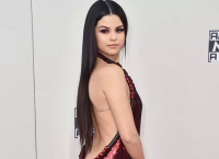 Η Selena Gomez και ο Rema συνεργάζονται στο απόλυτο ποπ κομμάτι «Calm Down»