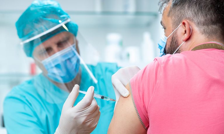 Greece: Online platform opens for booking updated Covid-19 vaccination