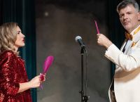 Μποφίλιου: Ακομπλεξάριστη στα νούμερα με κόκκινη στολή Μποφίλιου: Ακομπλεξάριστη στα νούμερα με κόκκινη στολή