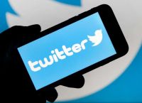 Οι χρήστες του Twitter δεν ακολουθούν πολιτικούς αλλά ηθοποιούς και άλλους διάσημους