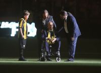 Συγκλονιστική στιγμή: Ο θρυλικός Κώστας Νεστορίδης αποθεώνεται από τον κόσμο της ΑΕΚ [vid]