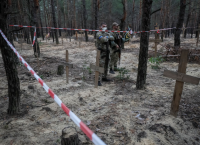 ΕΕ: Ζητά δικαστήριο εγκλημάτων πολέμου για νεκρούς στην Ουκρανία