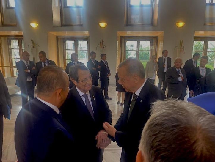 Σύνοδος Πράγας: Χειραψία Αναστασιάδη – Ερντογάν και διάλογος για το κυπριακό