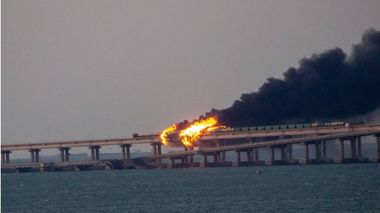 Ισχυρή έκρηξη στη γέφυρα που συνδέει την Κριμαία με τη Ρωσία – Φωτιά σε βυτιοφόρο βαγόνι