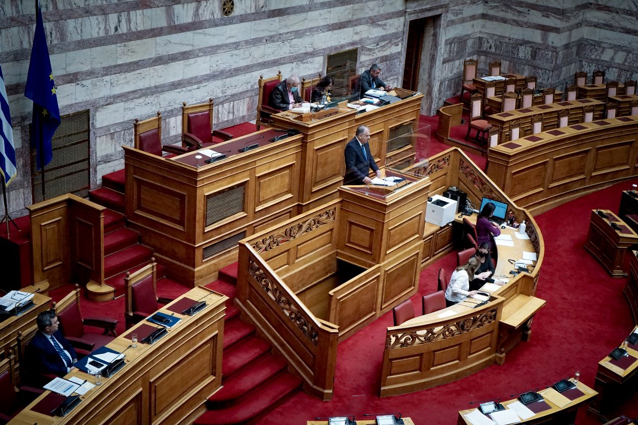 Σωφρονιστικός Κώδικας: Υπερψηφίστηκε στη Βουλή – Αυστηροποιούνται οι όροι χορήγησης αδειών