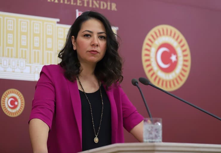 DW Τουρκίας: Λογόκριναν βουλευτή σε ζωντανή μετάδοση