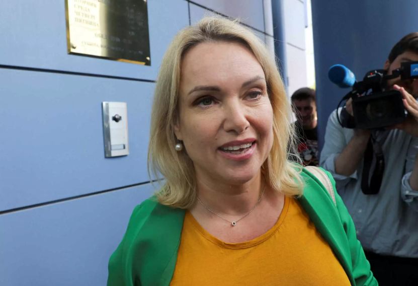 Μαρίνα Οβσιανίκοβα: Η Ρωσίδα δημοσιογράφος εγκατέλειψε τη χώρα μαζί με την κόρη της