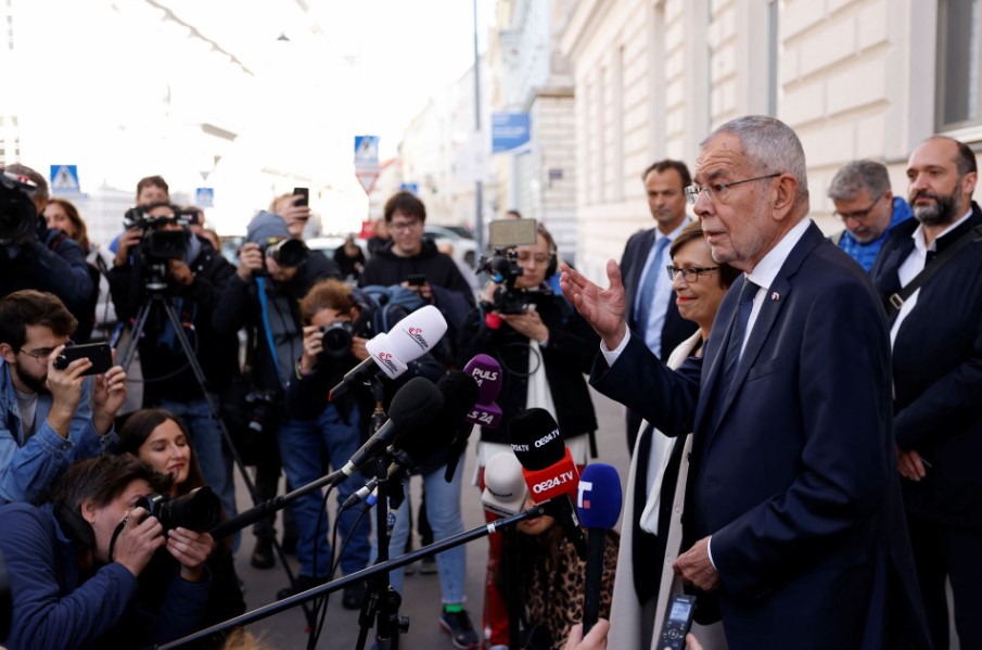 Προεδρικές εκλογές Αυστρία: Επανεκλογή από τον πρώτο γύρο εξασφαλίζει ο Βαν ντερ Μπέλεν